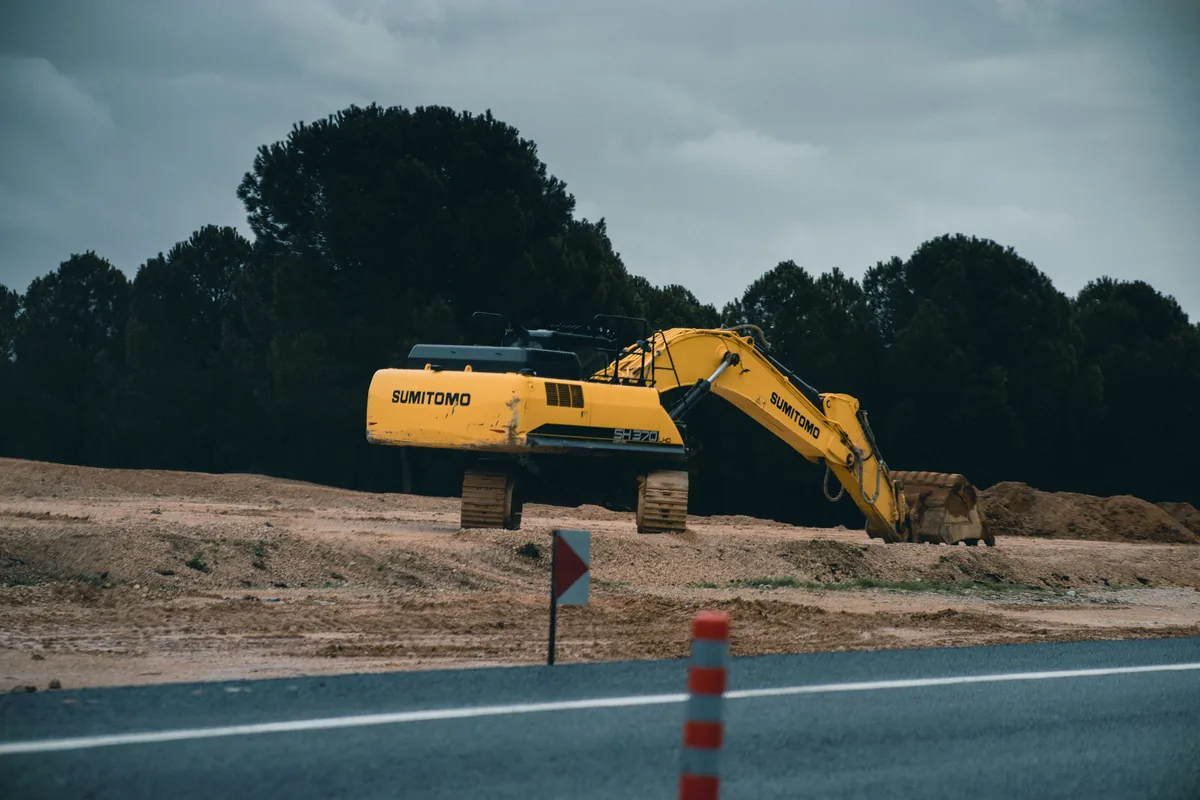 Pelle hydraulique de chantier en fin de journée