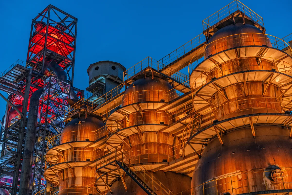 Installation industrielle et cuves métalliques éclairées de nuit